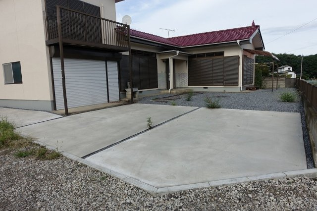 高崎市箕郷町生原　【ガレージ付リノベーション済】中古住宅の駐車場|南西方向から