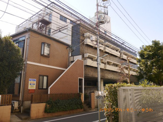 【外観】 | モダンでスタイリッシュな印象を与えるグレーを基調とした外観。