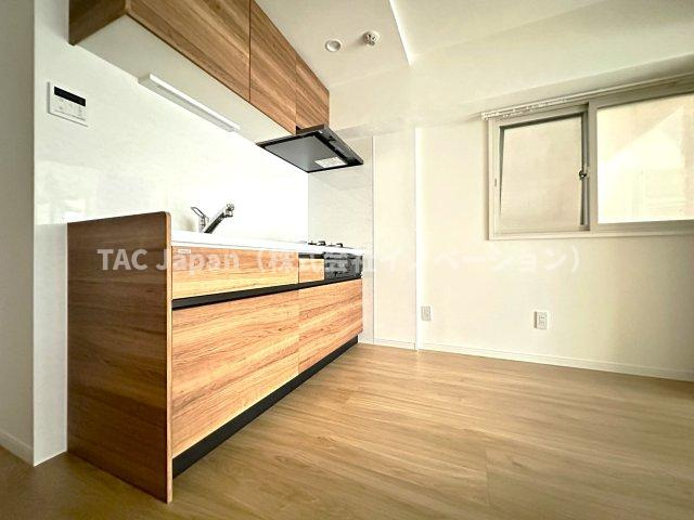 池袋パークハイツのキッチン|使い勝手の良さとデザイン性を兼ね備えたキッチンは、料理好きの方にも嬉しい仕様。手元が明るく、調理中も快適に過ごせ、家族との会話も自然と弾みます。