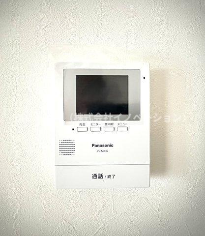 池袋パークハイツの防犯設備|リビングから来訪者の姿をしっかり確認できるモニター付きインターホンは、防犯性はもちろん、急な来客にも安心して対応できる心強い設備。ご家族の安全と安心な暮らしをそっと支えてくれます。