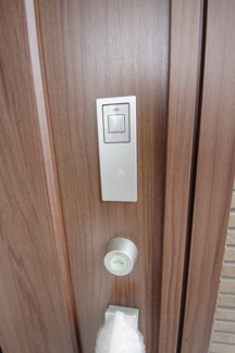 【防犯設備】 | 【仲介手数料無料！！】日野市栄町４丁目　新築戸建て（全6棟）1号棟　6160万円 | 玄関扉はカードキー対応