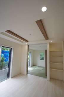 【居間・リビング】 | 【仲介手数料無料！！】日野市栄町４丁目　新築戸建て（全6棟）1号棟　6160万円 | 折り上げ天井