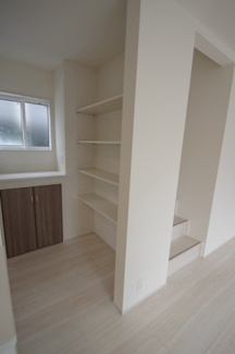 【収納】 | 【仲介手数料無料！！】日野市栄町４丁目　新築戸建て（全6棟）1号棟　6160万円 | リビング横に収納あり、便利です