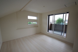 【寝室】 | 【仲介手数料無料！！】日野市栄町４丁目　新築戸建て（全6棟）1号棟　6160万円 | 主寝室7.81帖