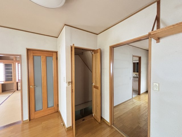 中古戸建　伴東２丁目の収納|階段下のデッドスペースを有効活用！隠れた収納スペースでリビングがすっきり。