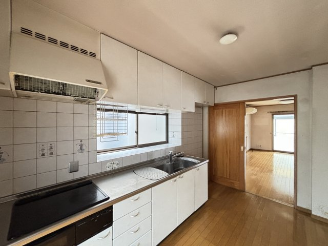 中古戸建　伴東２丁目のキッチン|生活感を抑えられる独立型キッチンは、リビングを美しく保ちたい方におすすめ
