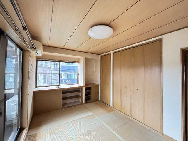 中古戸建　伴東２丁目の和室|バルコニーに面した和室。窓を開けて心地よい風を感じながらくつろげます。