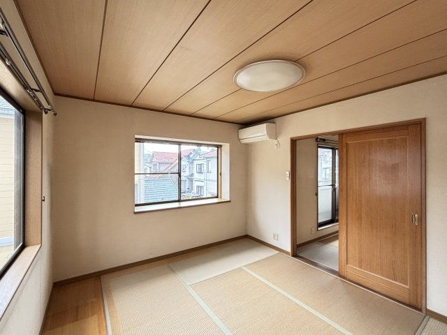 中古戸建　伴東２丁目の和室|2階にある落ち着いた和室。客間や寝室として多目的に活用できます。