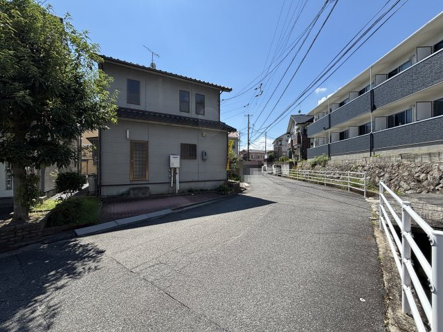 中古戸建　伴東２丁目の前面道路含む現地写真