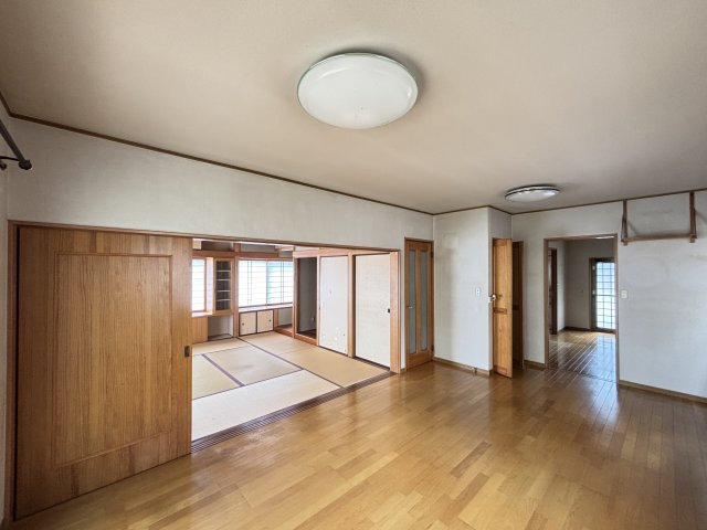 中古戸建　伴東２丁目の居間・リビング|広々としたLDKを中心に、家族が集まりやすい設計。和室もあって多様な使い方が可能です。
