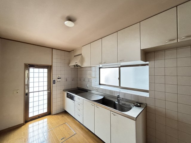 中古戸建　伴東２丁目のキッチン|キッチン横の勝手口は、外との出入りが多いご家庭に重宝されます

