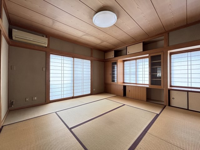 中古戸建　伴東２丁目の和室|リビング横の和室は、お子様の遊び場や客間としても利用できる多目的な空間です。