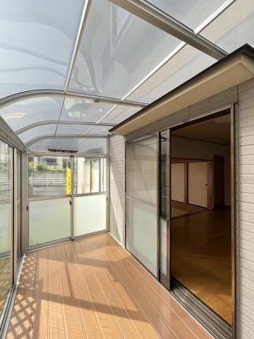 中古戸建　伴東２丁目のその他|リビングとつながる明るいサンルームは、洗濯物干しだけでなく、趣味や子どもの遊び場としても活躍する空間です

