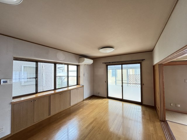 中古戸建　伴東２丁目の居間・リビング|大きな掃き出し窓から明るい光が差し込む、広々としたリビングダイニング。
