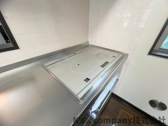 ■高座郡寒川町倉見　中古戸建のキッチン|お手入れのしやすいIHクッキングヒーター☆小さなお子様のいるご家庭は安心の設備です◇