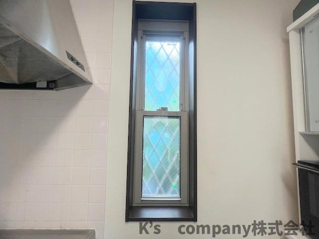 ■高座郡寒川町倉見　中古戸建のキッチン|自然光が手元を照らしてくれる窓がついています◇