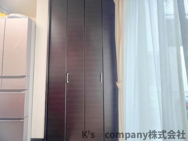 ■高座郡寒川町倉見　中古戸建の収納|キッチンの横には収納があり、備蓄品の保管やリビング収納としてもお使いいただけます♪