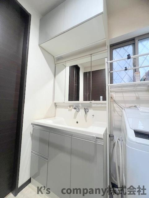 ■高座郡寒川町倉見　中古戸建の独立洗面台|上下に収納付きで、三面鏡の内側には小物の収納が可能です☆こちらの脱衣スペースはリビング側と玄関ホールからも出入りができ、帰宅後に直接洗面所で手洗いができ、暮らしやすい動線があります☆