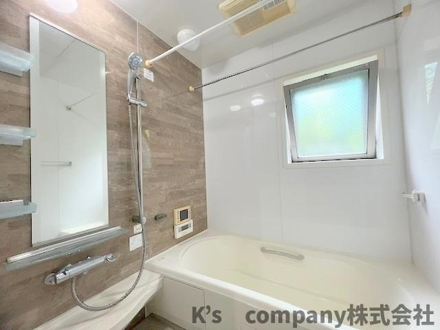 ■高座郡寒川町倉見　中古戸建の浴室|温かみのあるアクセントパネルで、ほっとくつろげる癒しの空間になっています☆