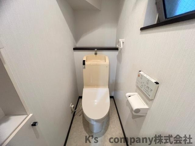 ■高座郡寒川町倉見　中古戸建のトイレ|ペーパー類の保管もできる収納付きのトイレ◇