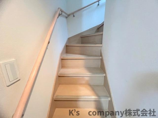 ■高座郡寒川町倉見　中古戸建の内装|手すり付きの階段☆