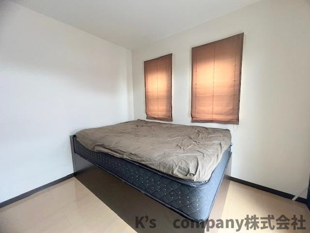 ■高座郡寒川町倉見　中古戸建の寝室|洋室７帖◇主寝室におすすめです◇バルコニーに出られるお部屋です♪