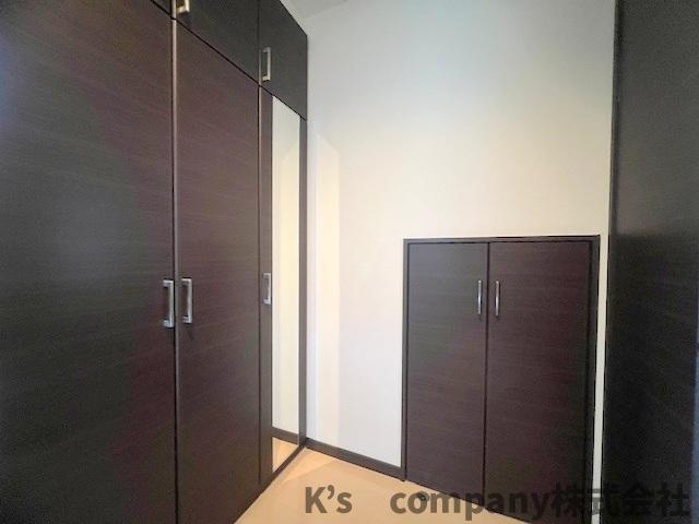 ■高座郡寒川町倉見　中古戸建の玄関|玄関にはお出かけ前の身だしなみチェックができるミラー付きシューズインクローゼットと階段下収納があります◇