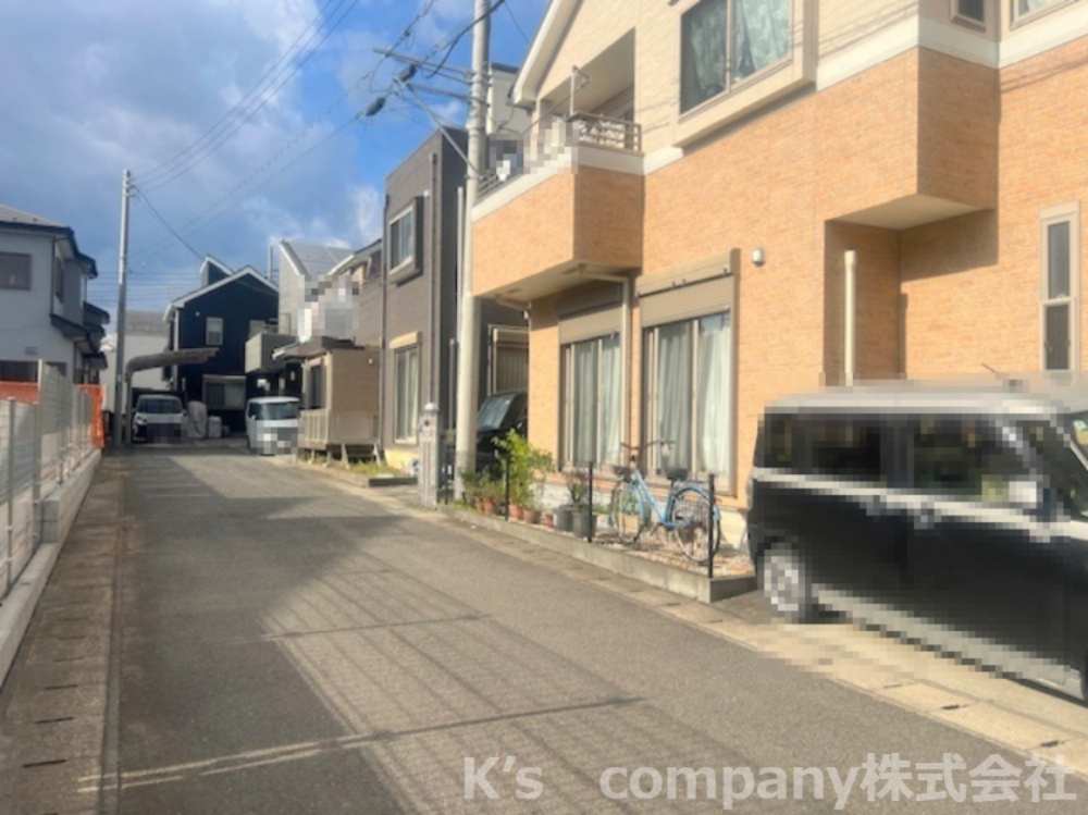 ■高座郡寒川町倉見　中古戸建の前面道路含む現地写真|前面は近隣の住民が使用する道路で、交通量が少なく静かです◇小さなお子さまにいるご家庭は安心な落ち着いた住環境です◇