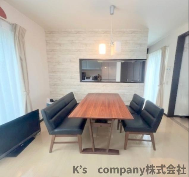 ■高座郡寒川町倉見　中古戸建の居間・リビング|リビングにいるご家族を感じながらお料理ができる対面キッチンになっています♪