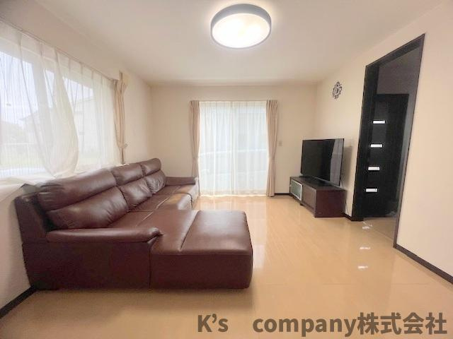 ■高座郡寒川町倉見　中古戸建の居間・リビング|リビングに隣接して洋室9帖があり引き戸を開放してお使いいただくとリビングが20帖以上の広々とした空間にすることができます☆