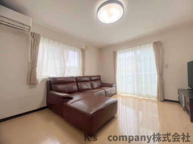 ■高座郡寒川町倉見　中古戸建の居間・リビング|南側に面した窓からたくさん明るさを取り入れてくれます☆