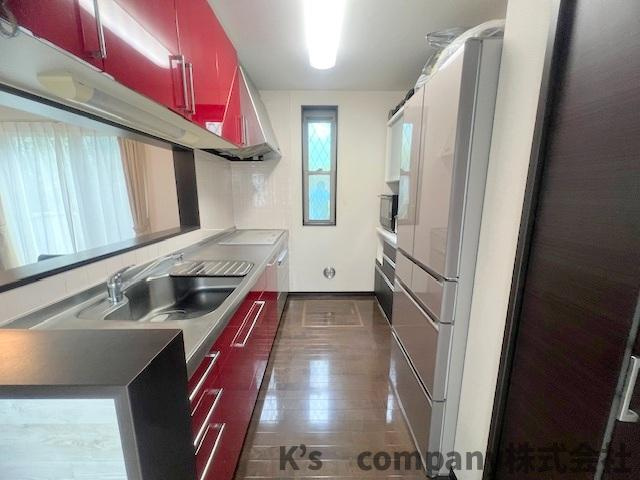 ■高座郡寒川町倉見　中古戸建のキッチン|キッチンスペース◇吊戸棚収納が充実しています♪