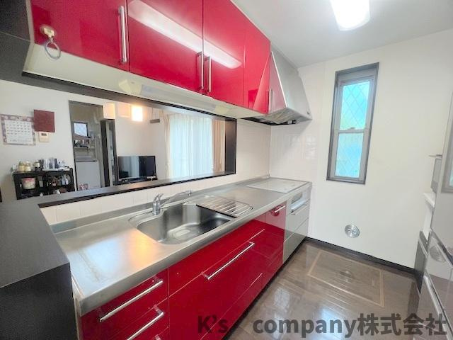 ■高座郡寒川町倉見　中古戸建のキッチン|スタイリッシュな赤いシステムキッチン☆空間をモダンに引き立ててくれる存在感があります☆