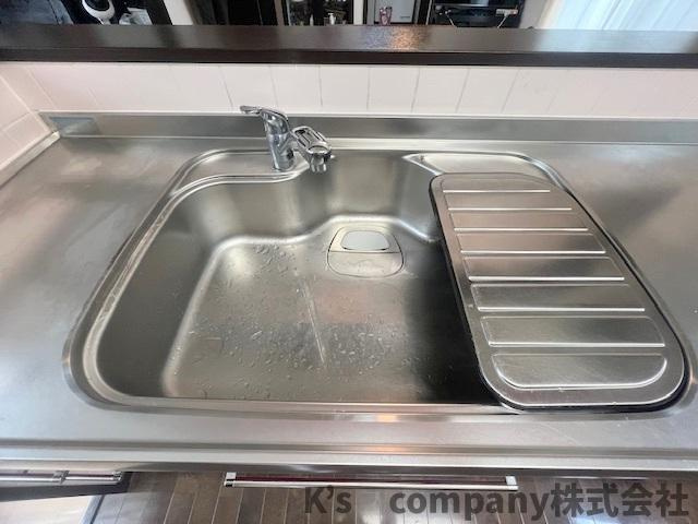 ■高座郡寒川町倉見　中古戸建のキッチン|扱いやすいステンレス素材のシンク◇