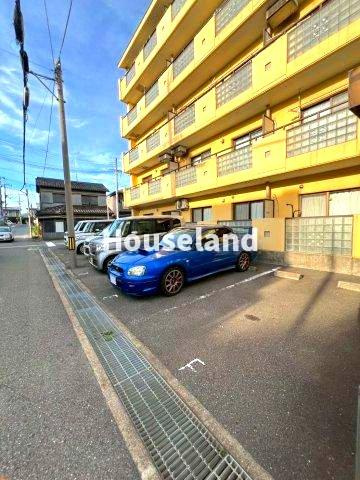 マンション本町の駐車場