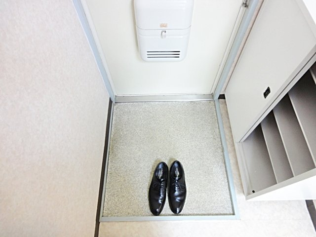 鶴居荘A棟の玄関