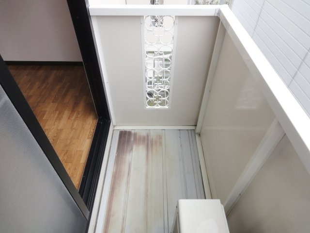 鶴居荘A棟のバルコニー