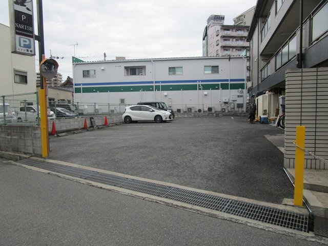 ハイツ若林の駐車場
