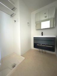 セレニテ江坂グランデの洗面所|スペースが確保できる洗面所です