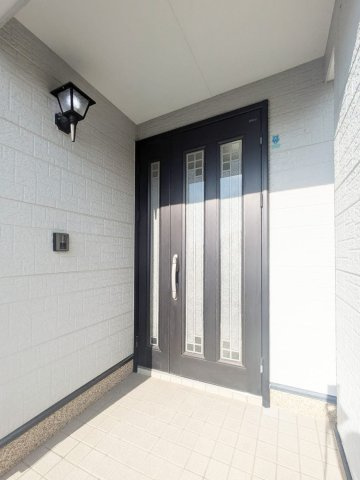 妙法寺字竹向イ戸建の玄関