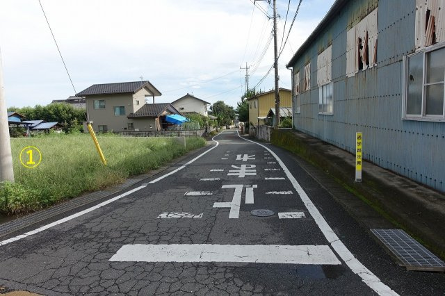 高崎市箕郷町矢原　【全２区画】売地①の前面道路含む現地写真|西側道路を北から南方向