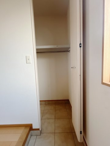 【中古戸建】伊勢崎長沼町の収納|■SIC｜S.I.Cはスペースが効率よく使える可動棚仕様！大きめのベビーカーやブーツ、平らなサンダルなど用途に合わせて段の高さが変えられます