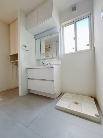 【中古戸建】伊勢崎長沼町の独立洗面台|■洗面室｜洗面所には可動棚付きのリネンスペースを設けました。着替えやタオル、買い置きの洗剤をたくさんしまえる空間です。