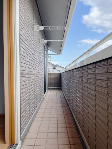 【中古戸建】伊勢崎長沼町のバルコニー|■バルコニー｜プライバシーが守られたインナーバルコニーは、くつろぎの空間としても、アウトドアの空間としても活躍をしてくれます。