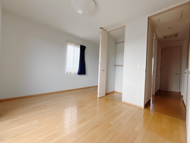 【中古戸建】伊勢崎長沼町の洋室|■2階洋室｜2階各居室には収納をご用意しています♪常にお部屋を綺麗に保てます！小さなお子様も自然とお片付けができるようになるのでうれしいですよね！
