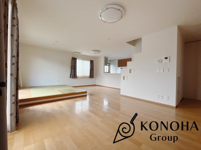 【中古戸建】伊勢崎長沼町の居間・リビング|■リビング｜窓から射し込む陽射しが縦横に広がり、あたたかな空間が形づくられています。ここはご家族の笑顔集まる憩いの空間です( ＾＾ )