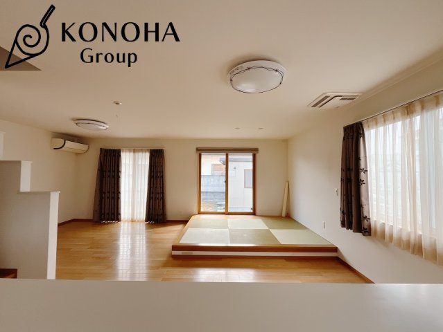 【中古戸建】伊勢崎長沼町の居間・リビング|■リビング｜陽当たり良好のリビングダイニング♪賃貸では叶わなかった、お友達とのホームパーティや大音量で映画やテレビを楽しむことができます(*^^*)