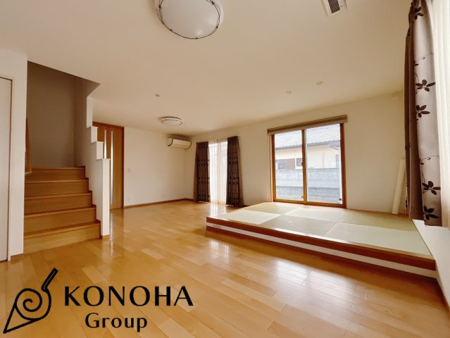 【中古戸建】伊勢崎長沼町の居間・リビング|■リビング｜落ち着きのある表情を見せるリビングダイニング。太陽の光がたっぷり差し込むリビングは、自然とご家族が集まる居心地の良い空間です。