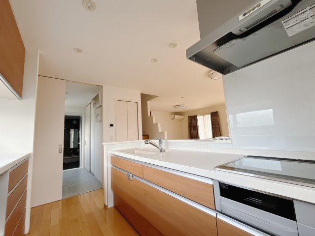 【中古戸建】伊勢崎長沼町のキッチン|■キッチン｜リビングまでの見通しが良く、家事をしながらでも、お子様の様子を見られるようになっています。お子様がいつもママのそばにいる安心感も生まれます♪