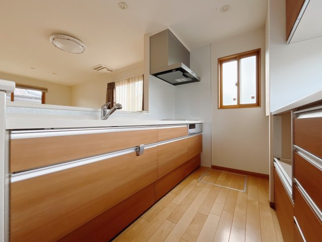 【中古戸建】伊勢崎長沼町のキッチン|■キッチン｜ワークトップの幅が広く、お子様といっしょにお料理をつくったり、ちょっとしたパーティーも楽しめます。フラットなのでお掃除がしやすいのもポイントです。